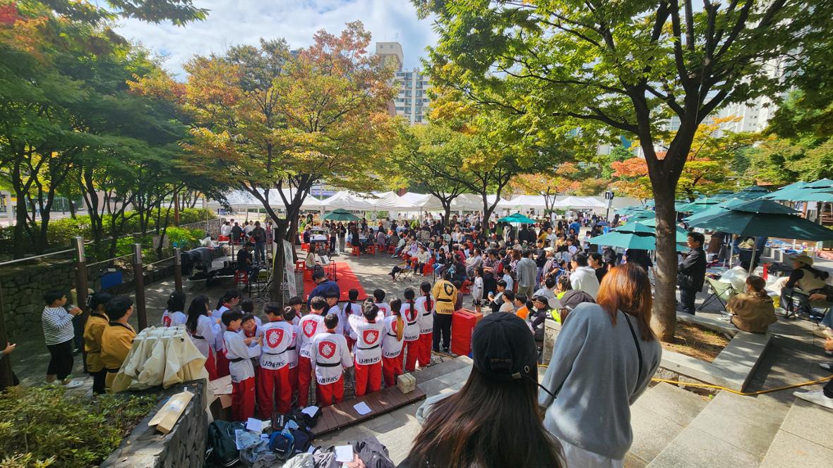 다음 순서를 위해 대기하는 태권도 시범단