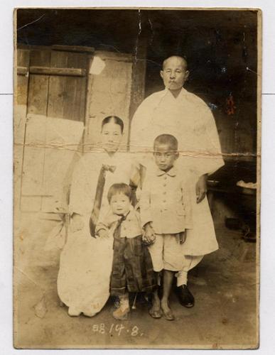 장위동 옛집 부엌 앞에서 찍은 가족사진(1937)  ⓒ성북구청