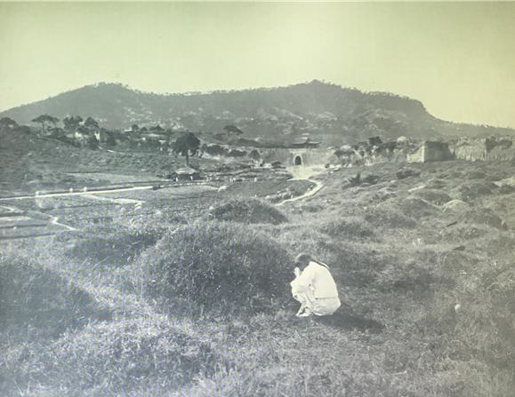 광희문 밖 길가의 봉분들(1907)(출처: 『東宮殿下韓國行啓記念』)