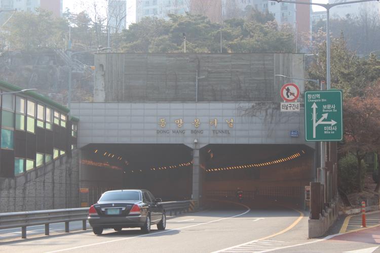 보문동 쪽에서 올려다 본 동망봉터널의 모습(출처 : 성북문화아카이브)