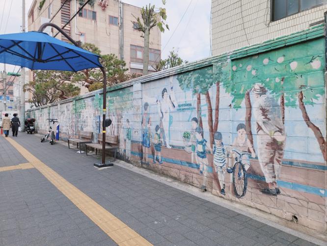 성북동주민센터.동구고 정류장 벽화 (2023.10.23. 촬영)