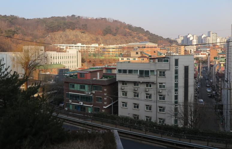 종암중학교 뒤쪽 개운산 채석장 흔적(출처: 성북문화원)