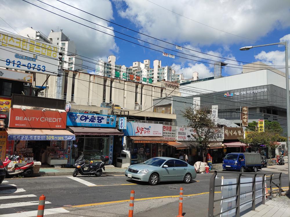 길음시장 입구 주변