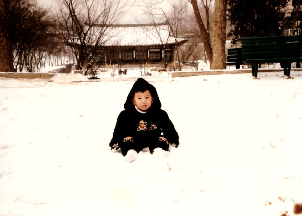제1회 성북구 민간기록물 수집 공모전_1991년 겨울, 삼군부 총무당 앞에서