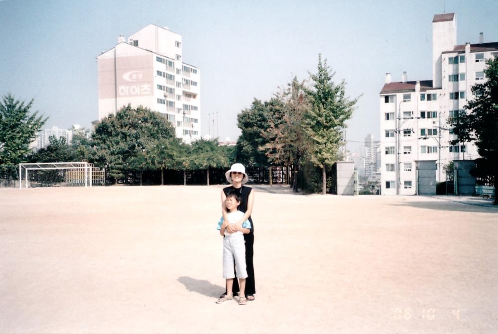 제1회 성북구 민간기록물 수집 공모전_정수초등학교 운동장에서 엄마와 나(1)