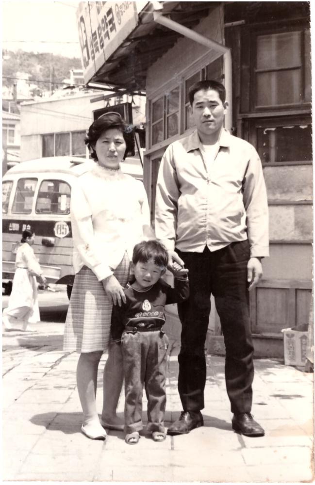 제1회 성북구 민간기록물 수집 공모전_성북동 집 앞에서 촬영한 부모님과 남동생의 사진