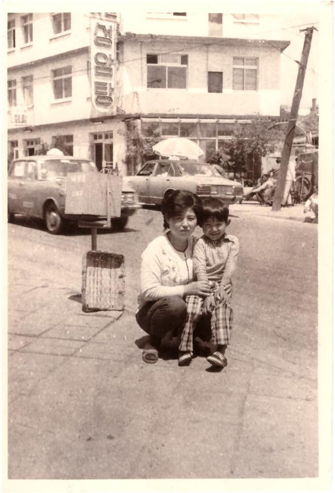 제1회 성북구 민간기록물 수집 공모전_성북동 집 앞에서 촬영한 어머니와 남동생 사진(2)