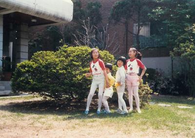제1회 성북구 민간기록물 수집 공모전_마당에서 촬영한 4남매의 사진(2)