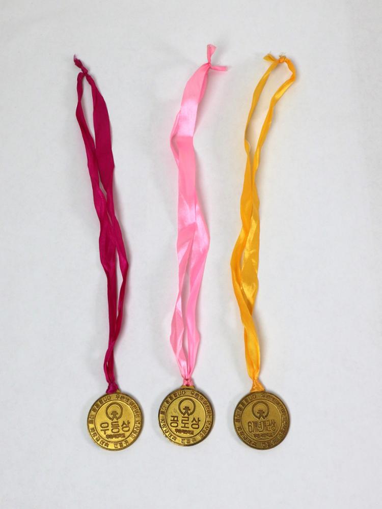 제2회 성북구 민간기록물 수집 공모전_1988년 우촌국민학교 메달(앞)