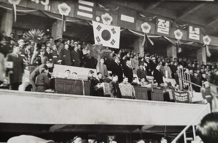 제2회 성북구 민간기록물 수집 공모전_삼선중학교 1962년 제43회 3.1절 기념식 참석 모습(2)