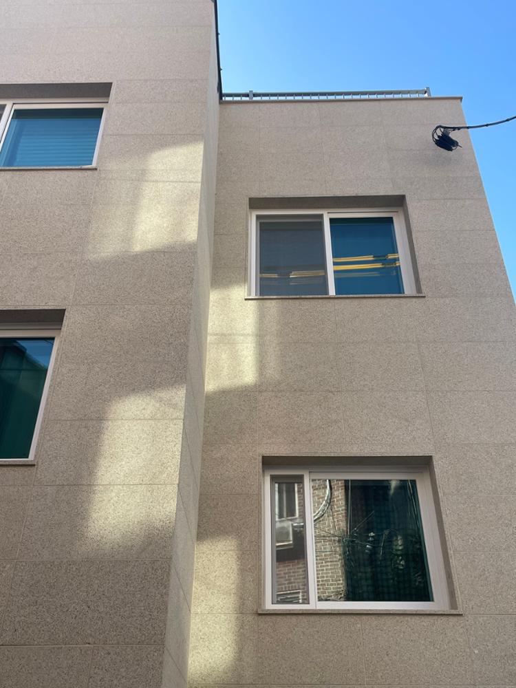  (369마을) 대리석 집의 모던한 형식의 창문