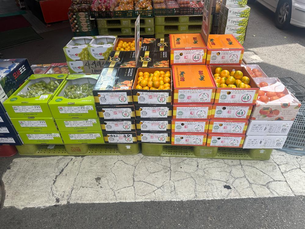 (돈암시장) 각종 과일을 판매하고 있는 가판대