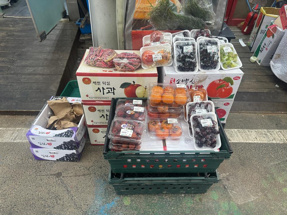 (돈암시장) 과일을 판매하고 있는 가판대(택배상자)
