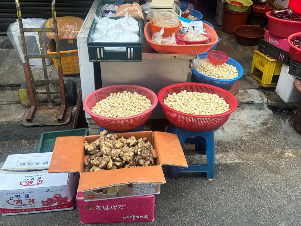 (돈암시장) 마늘, 생강을 판매하고 있는 가판대