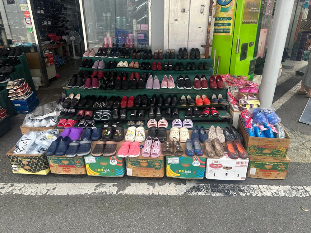 (돈암시장) 신발을 판매하고 있는 가판대