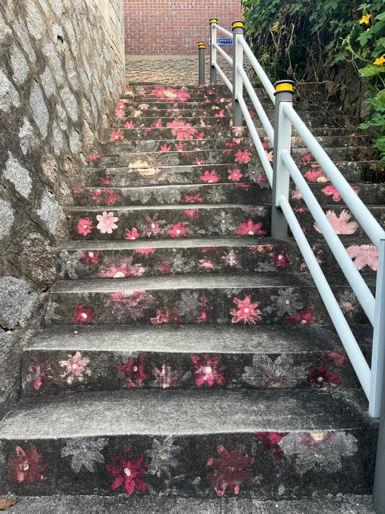 (북정마을) 분홍색꽃 계단 벽화