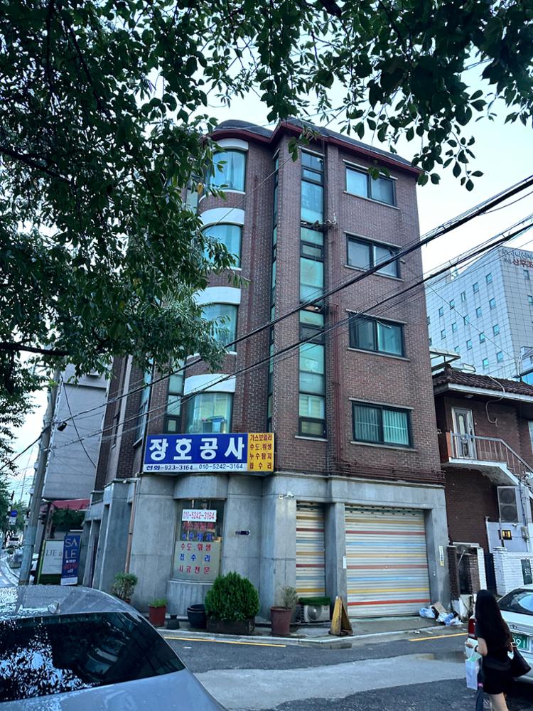 성북천변 창호공사 건물