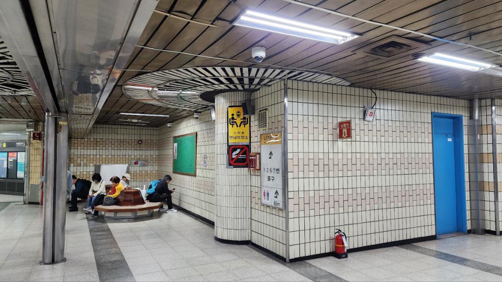 한성대입구역 역사 내 쉼터 공간