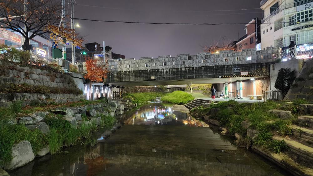삼선교 희망교 다리 아래 산책로
