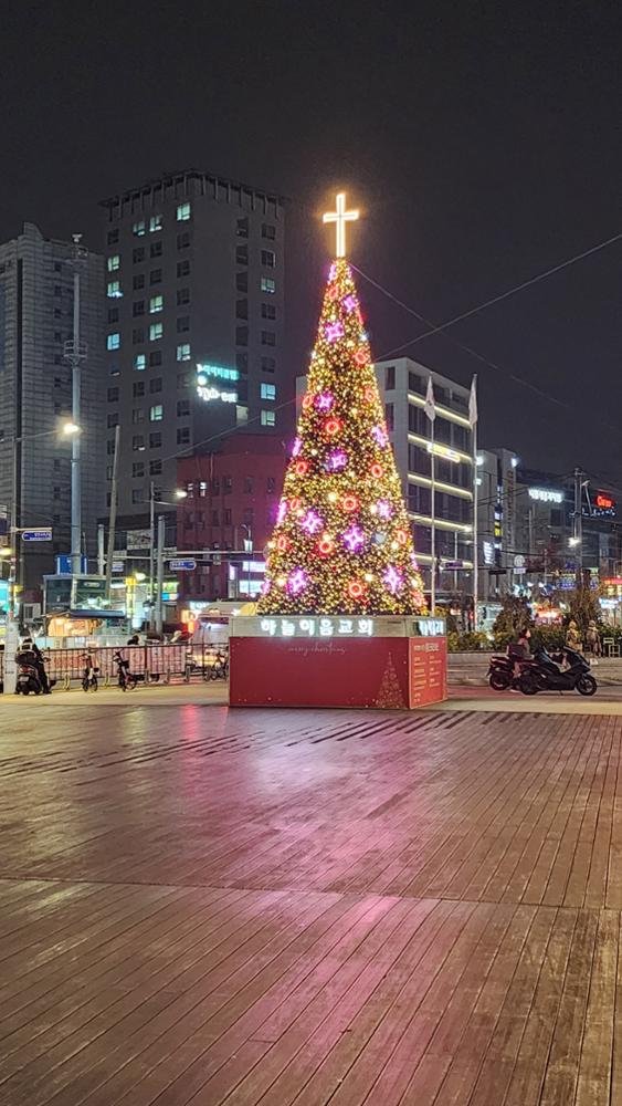 한성대입구역 광장 크리스마스 트리 