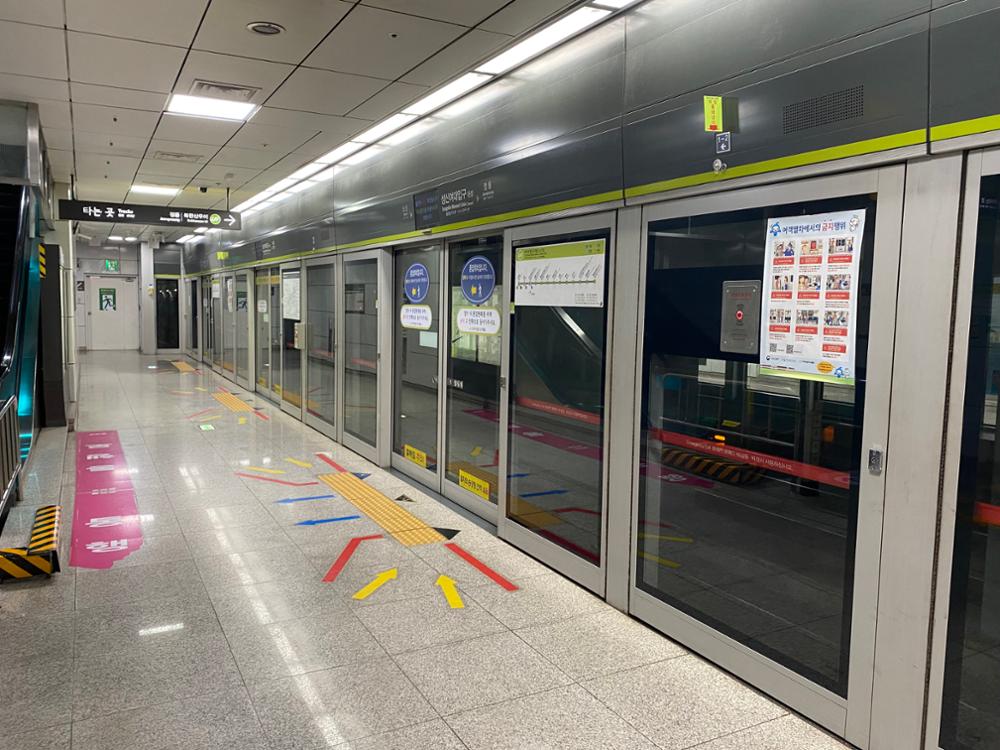 성신여대입구역 우이신설선 승강장(정릉 방면)