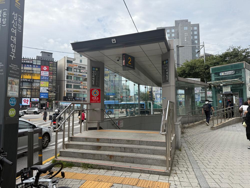 성신여대입구역 2번 출구 외부 전경