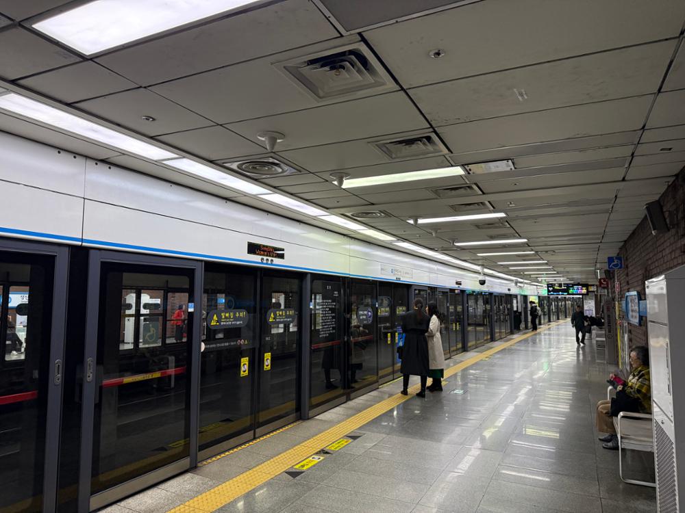 성신여대입구역 4호선 승강장 (한성대입구 방향)