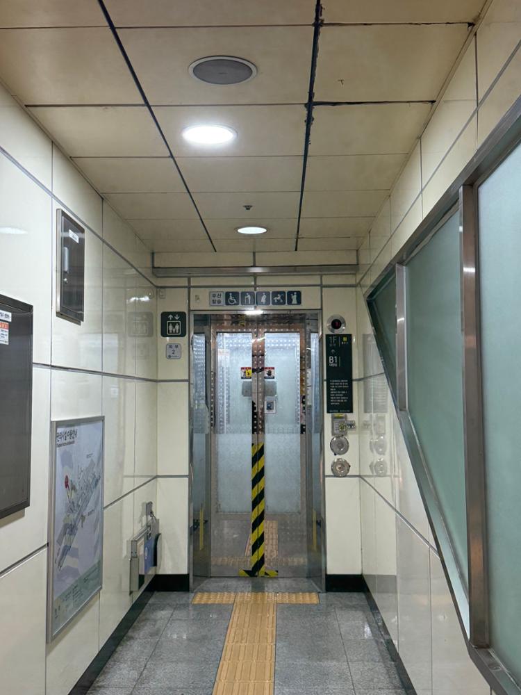 성신여대입구역 2번 출구 엘리베이터(역사 내부)