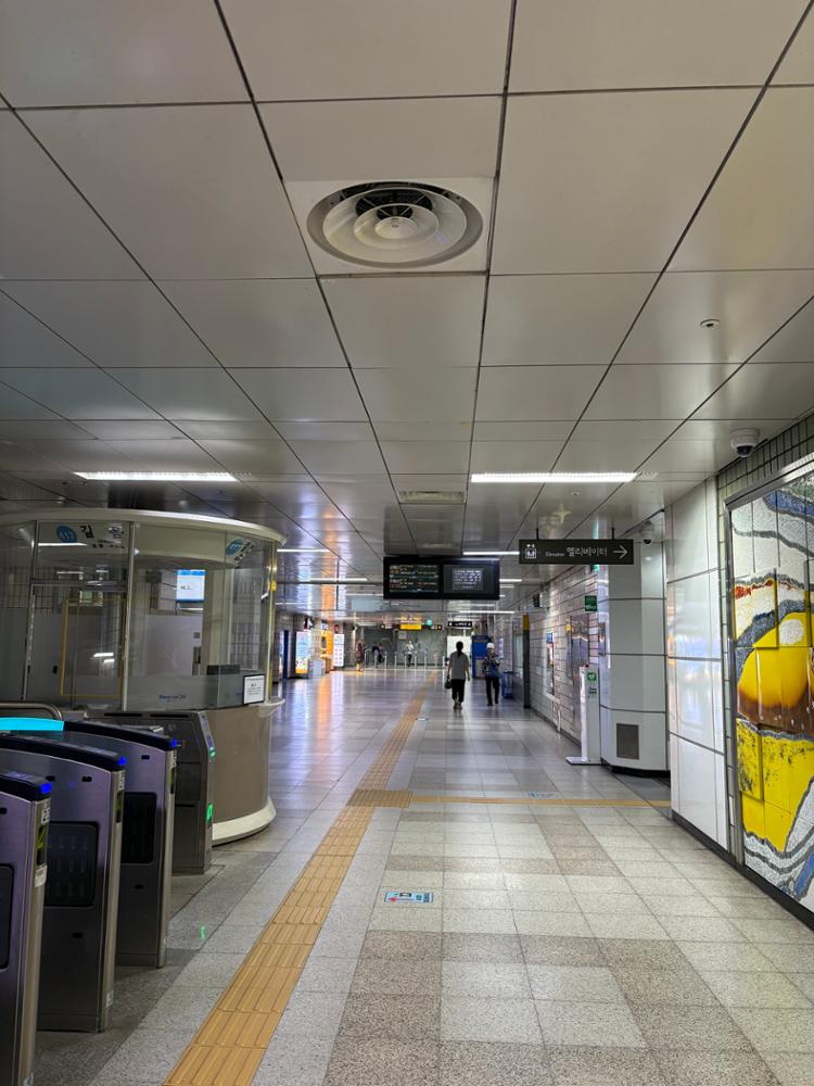 길음역 1, 2, 3, 4번 출구 방면 개찰구 모습