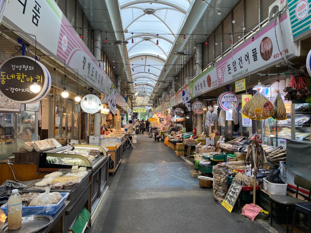 돈암시장 외부 거리