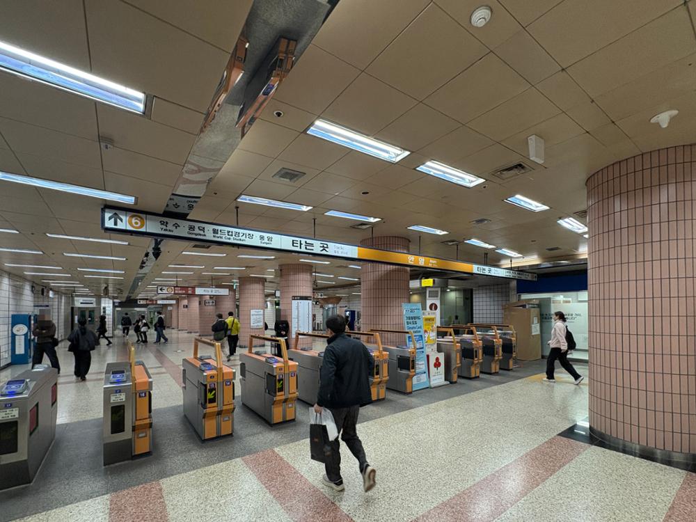 안암역 B2 대합실 개찰구