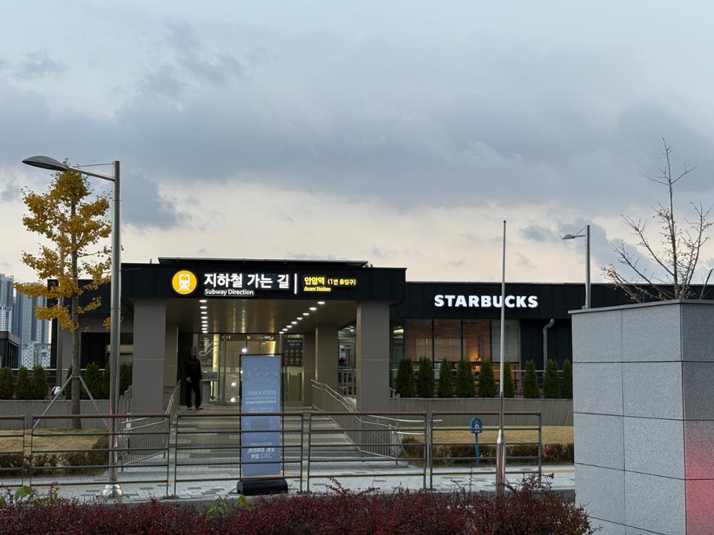 안암역 에스컬레이터 출입구