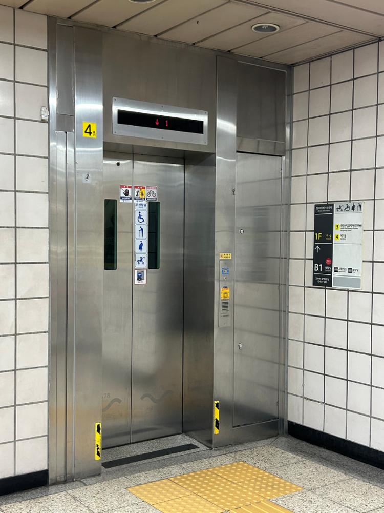 고려대역 3번 출구와 4번 출구 방향 엘리베이터