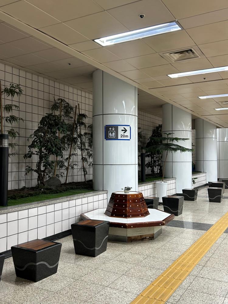 고려대역 개찰구 밖 벤치