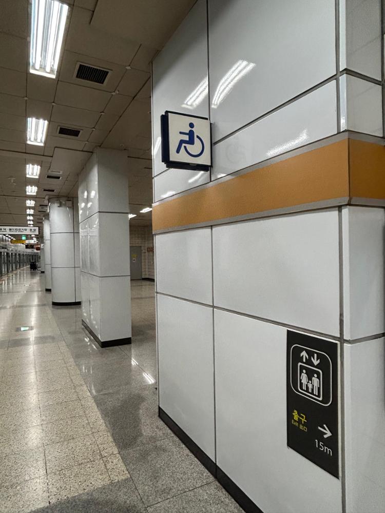 고려대역 장애인 및 교통약자석 좌석 표기 안내판