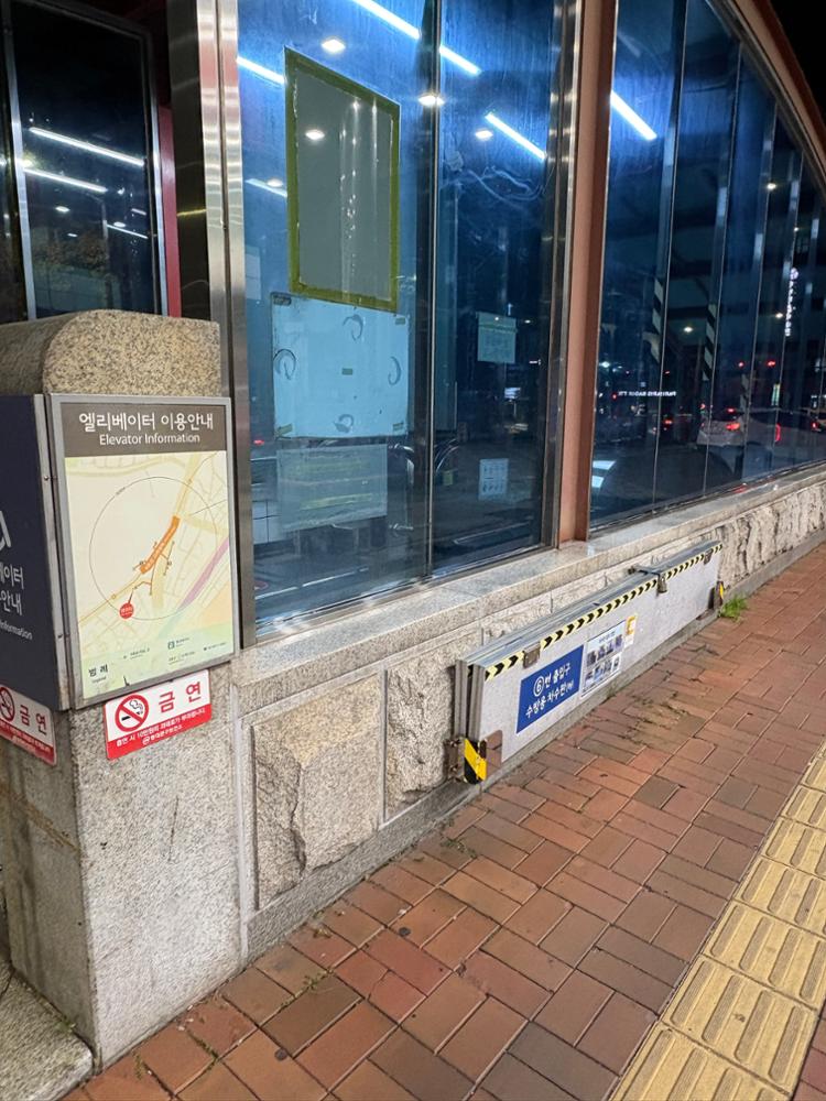 고려대역 출구 외부에 위치한 수방용 차수판