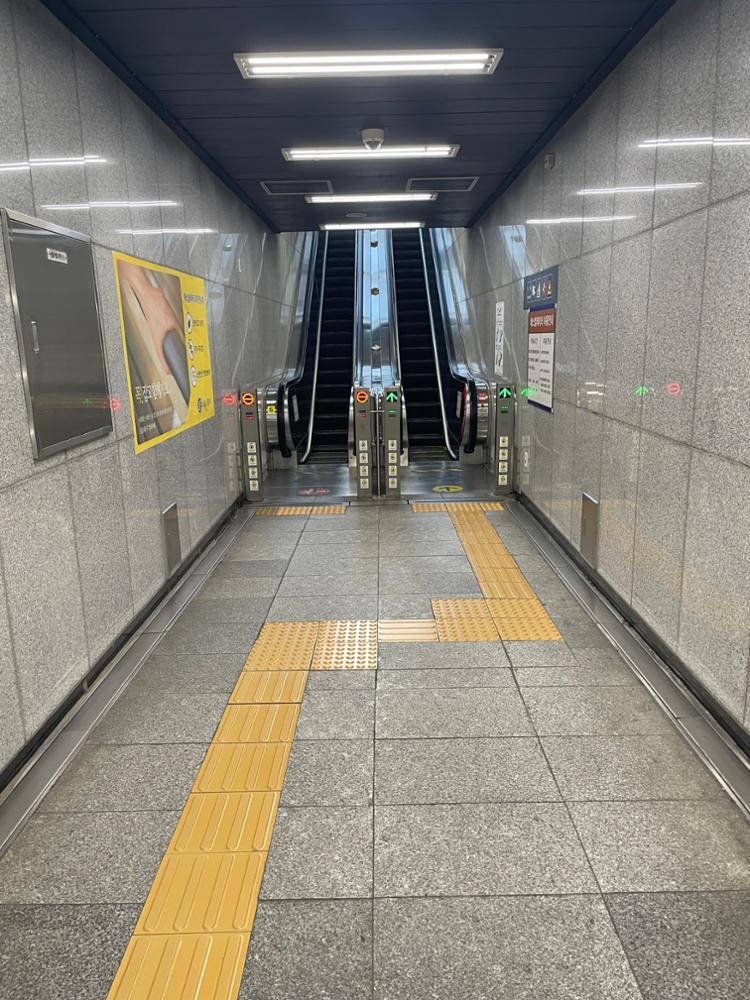 상월곡역 2번출구 내부