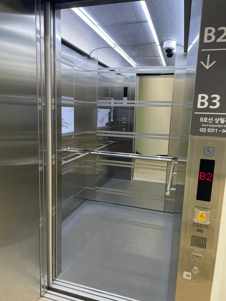 상월곡역 승강장 엘리베이터 내부