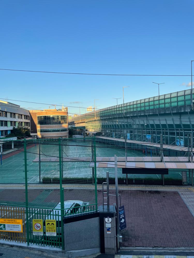 상월곡역 인근 경사로에서 바라본 월곡중학교 