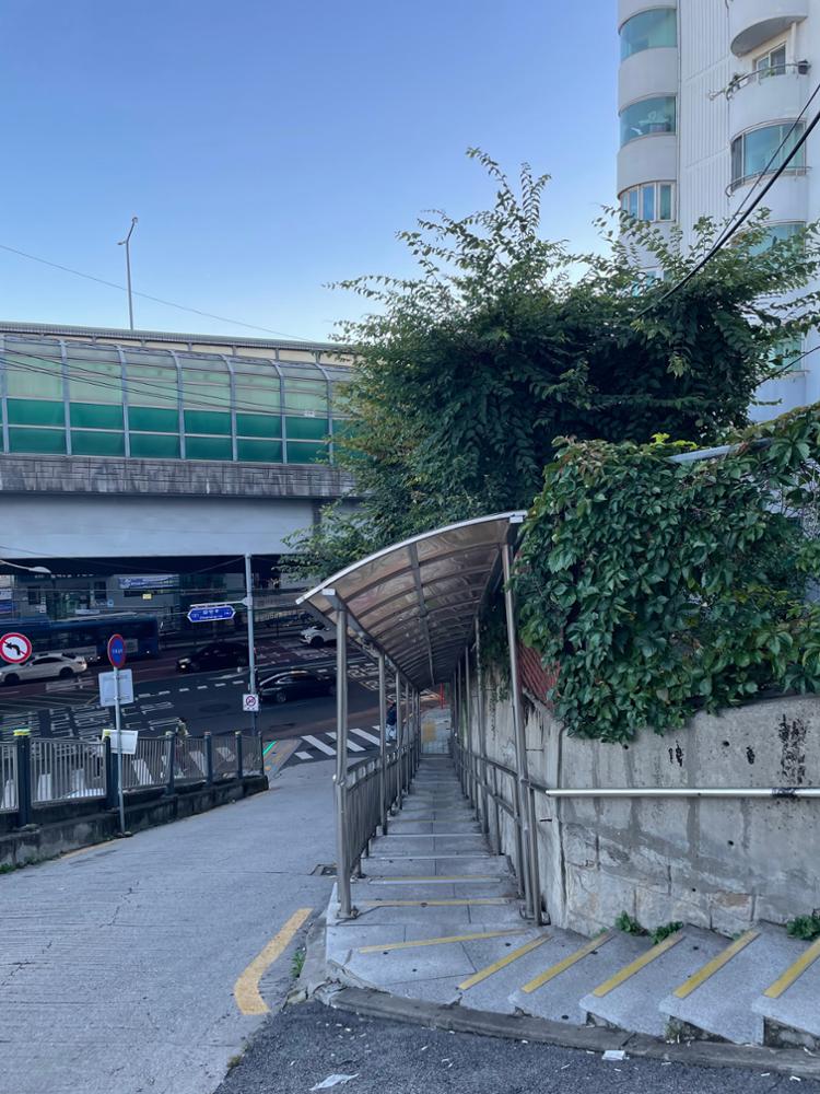 상월곡역 인근 경사로 및 계단1(상월곡역 방면)