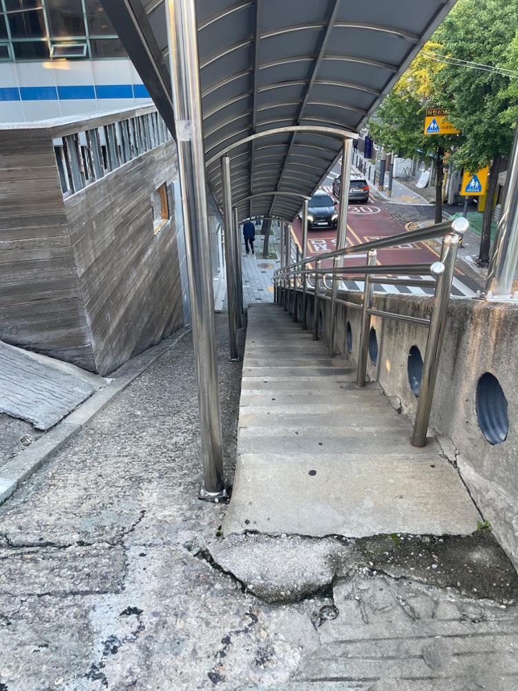 상월곡역 인근 경사로 및 계단3(상월곡역 반대방변)