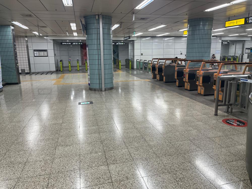 보문역 우이신설선 - 6호선 승하차 게이트가 보이는 전경