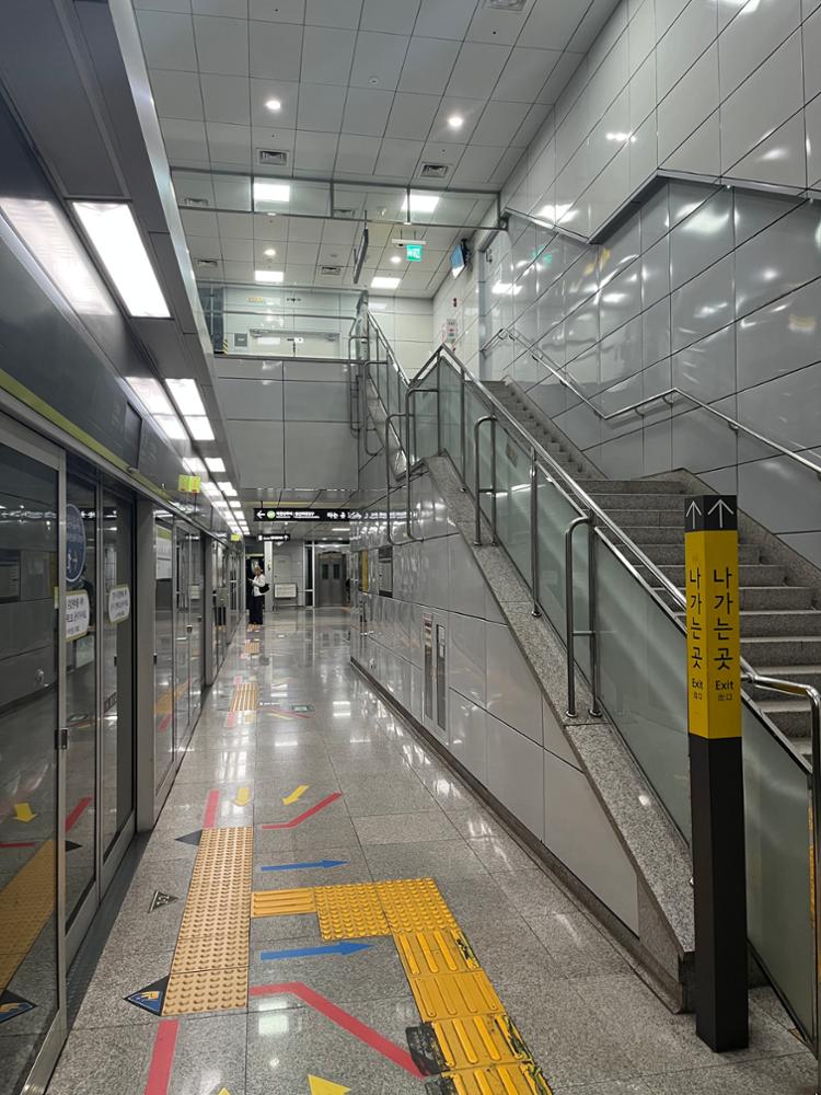 우이신설선 보문역 탑승대합실 계단