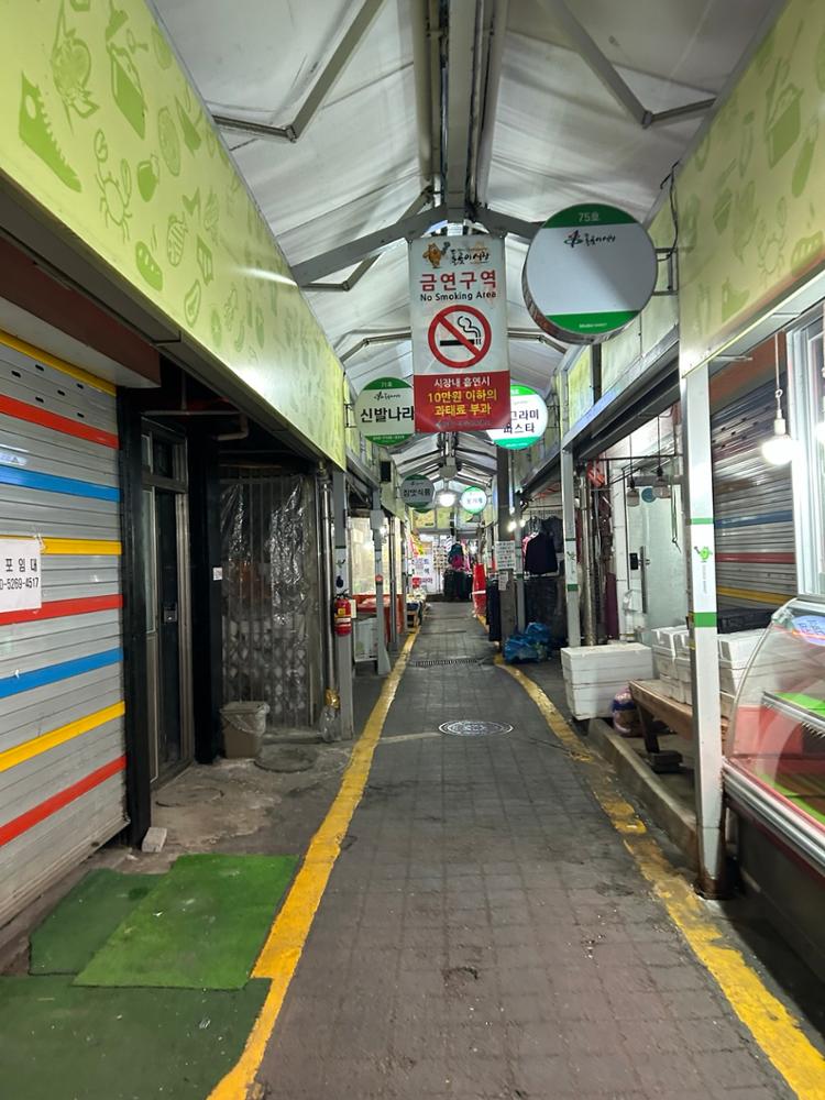 돌곶이시장 안 전경