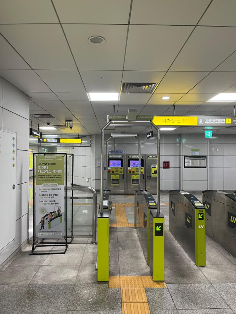 북한산보국문역 개찰구