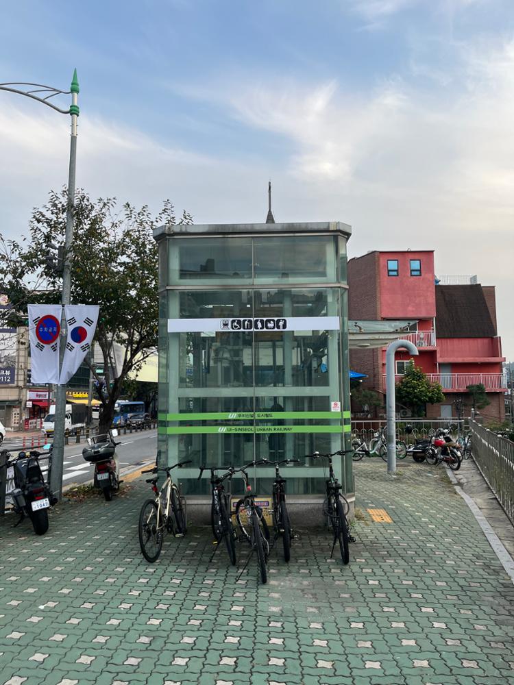 북한산보국문역 2번 출구 인근 엘리베이터 외부