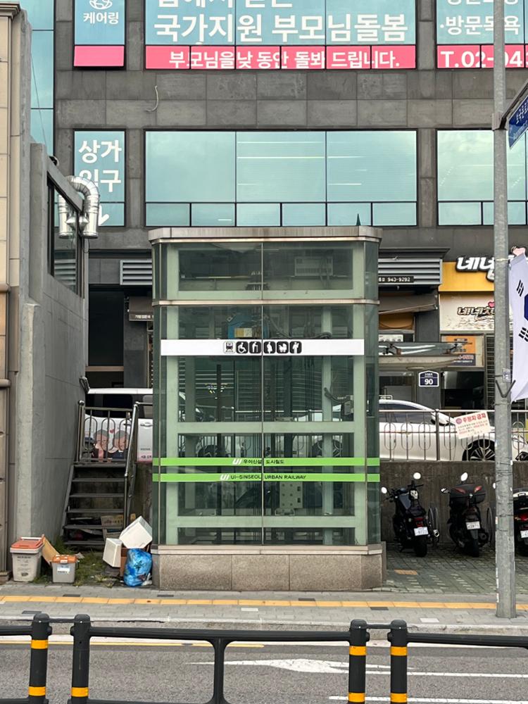 북한산보국문역 1번 출구 인근 엘리베이터 외부