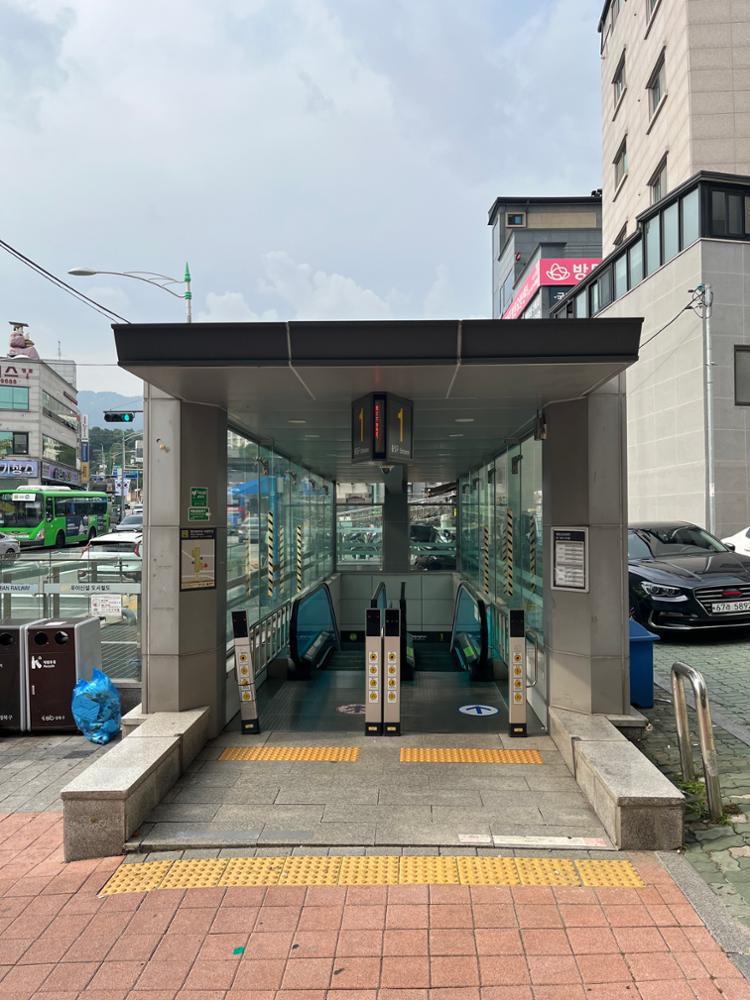 북한산보국문역 1번 출구 외부 모습