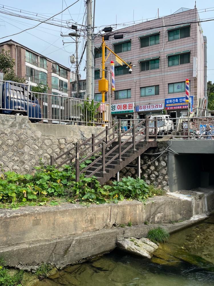 정릉천 옆 상가