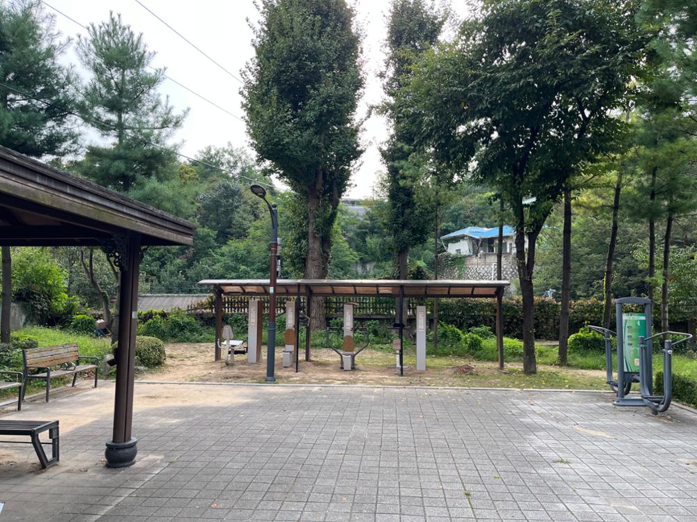 정릉천 옆 공원